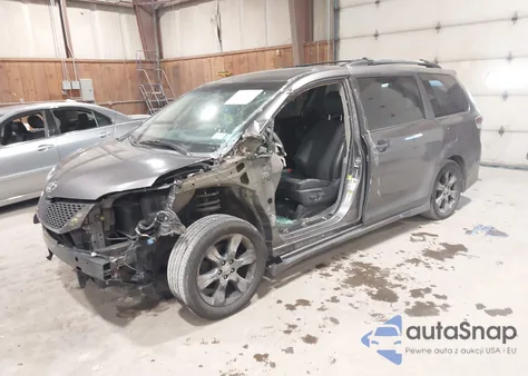 2012 Toyota Sienna Se 8 Passenger z USA, uszkodzony, nr VIN 5TDXK3DC8CS181008